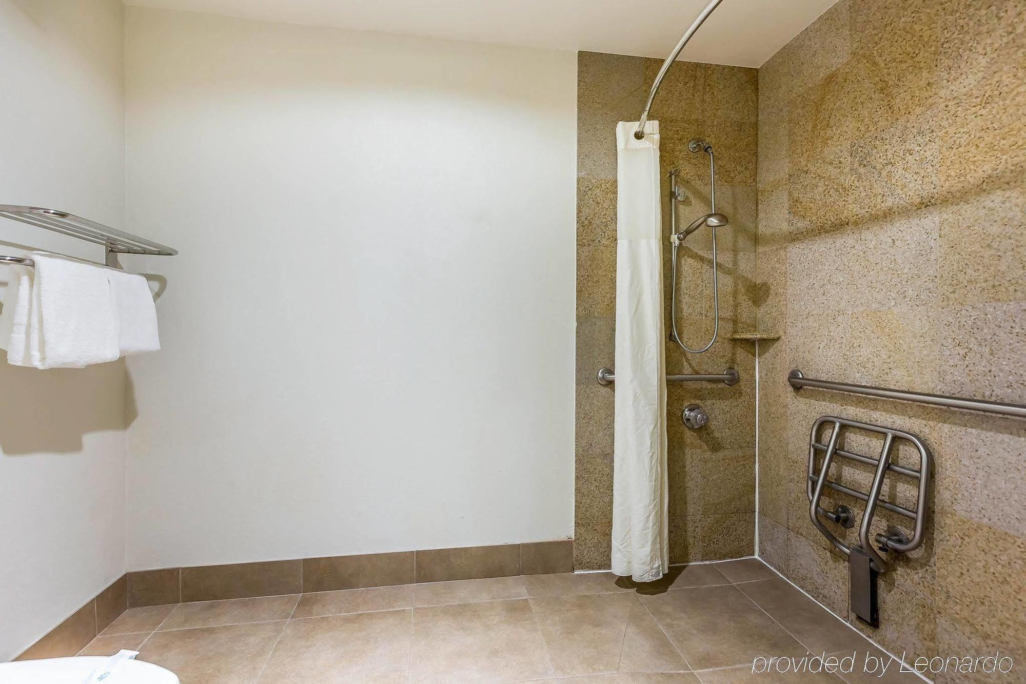 Quality Inn & Suites بيكرسفيلد المظهر الخارجي الصورة